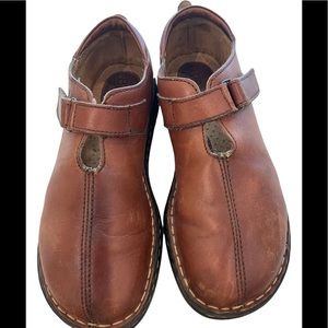 WOMEN’S DARK TAN BORN LEATHER SHOES WITH VELCRO CLOSURES, SIZE 8